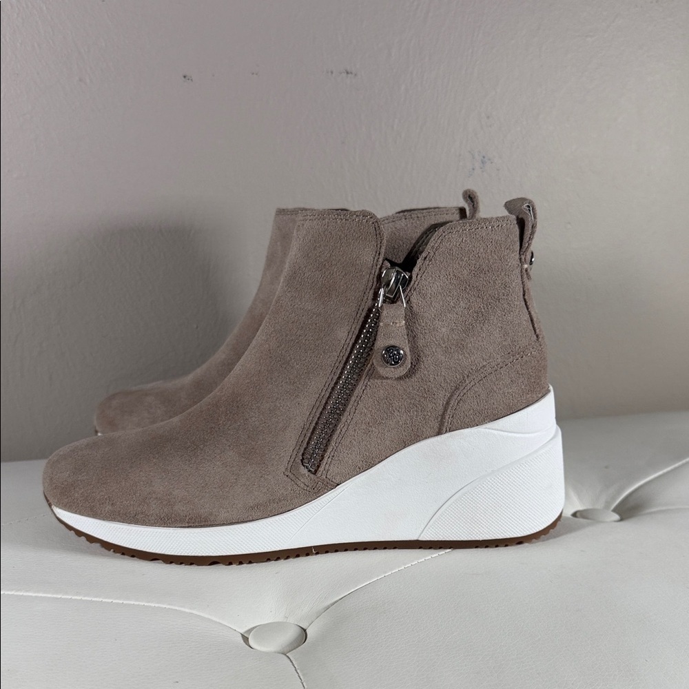 Elegant Suede Wedge Ankle Boots - Taupe